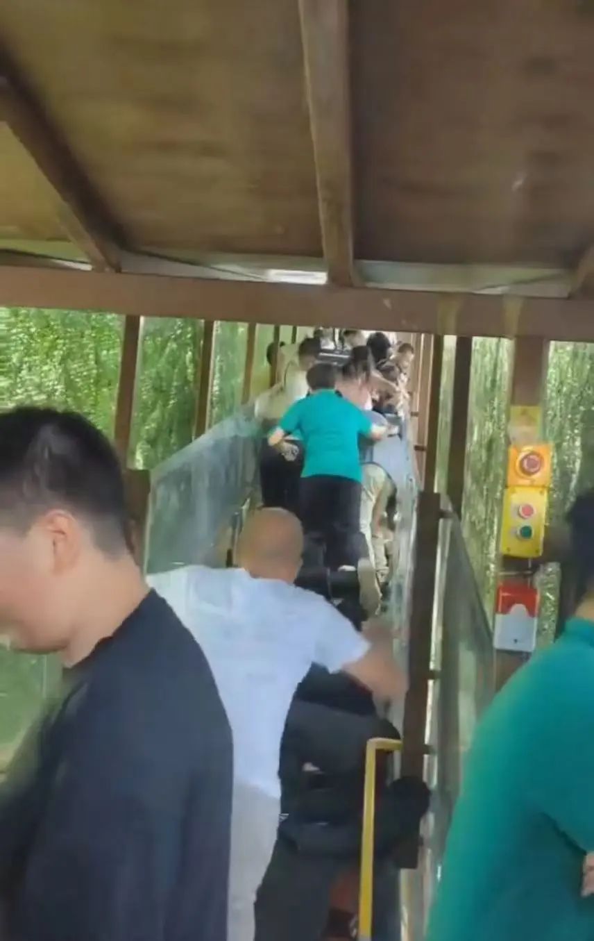 “魔毯”突发故障致1死60伤！刚刚，当地通报：毯带钢扣铰接连接处突然断裂，相关责任人已被依法控制-第1张图片