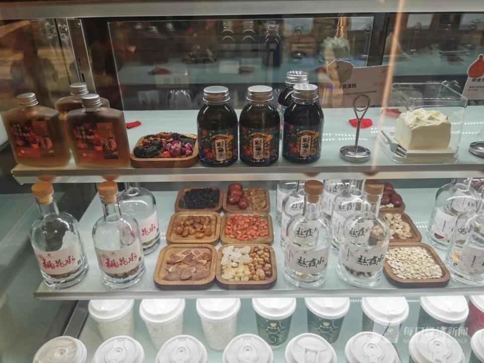 一杯熬夜水半年单店卖出1.6万杯  同仁堂“知嘛健康”等超20个茶饮品牌盯上“养生”溢价-第1张图片