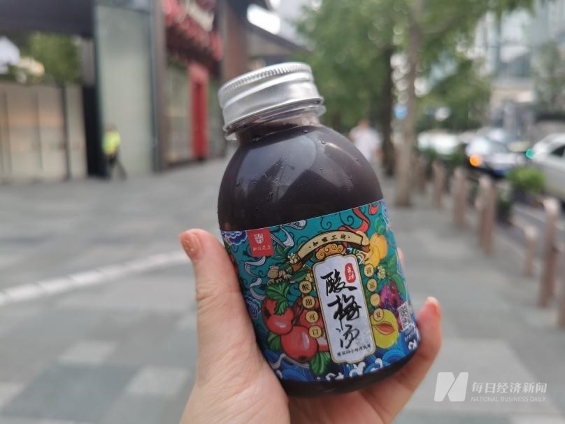 一杯熬夜水半年单店卖出1.6万杯  同仁堂“知嘛健康”等超20个茶饮品牌盯上“养生”溢价-第3张图片