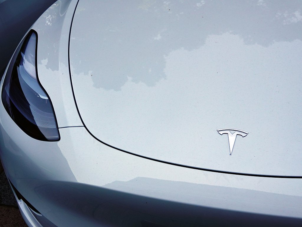 车顶装饰恐脱落！特斯拉召回超9000辆Model X-第1张图片