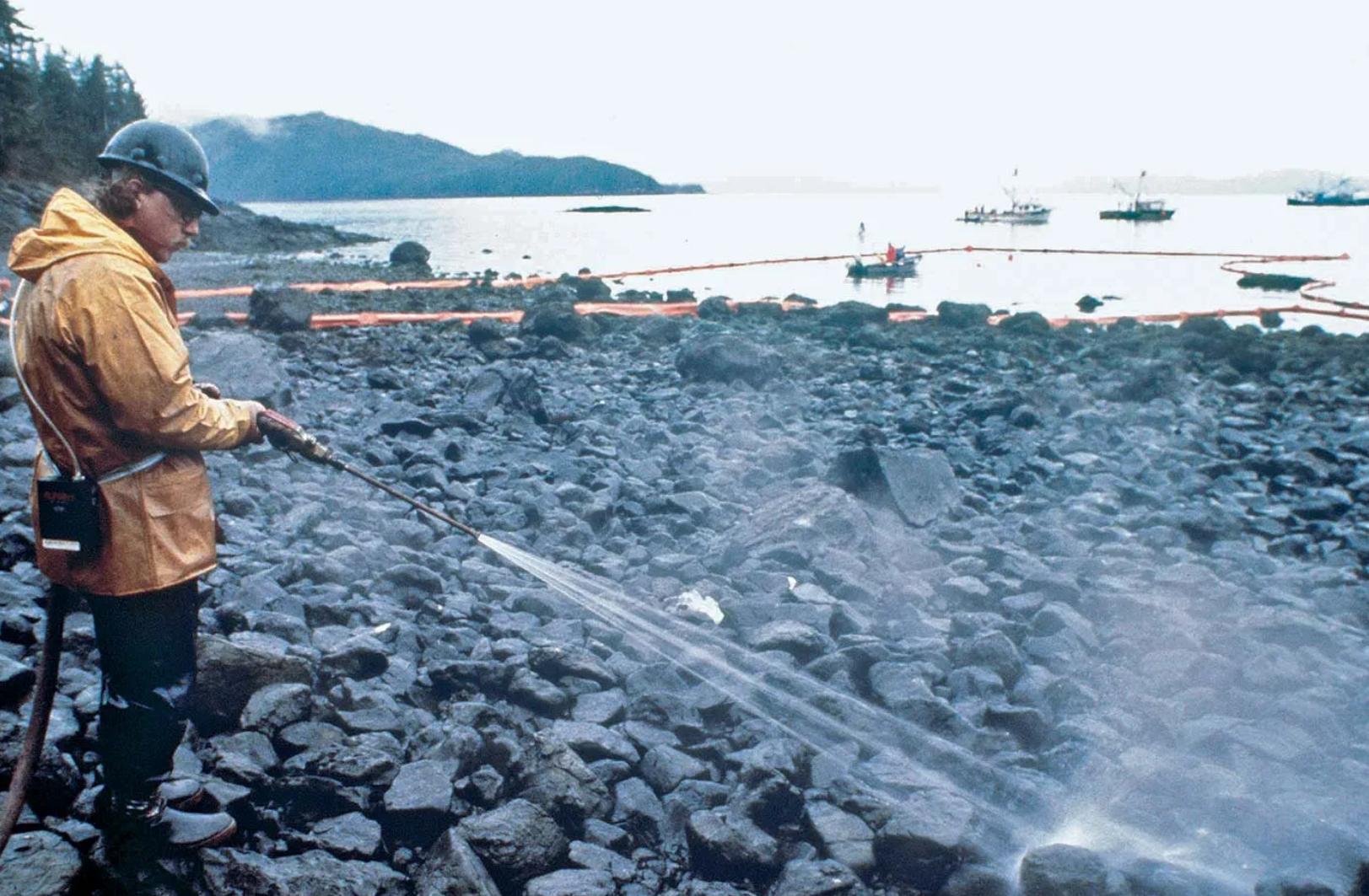 红海遇袭油轮火情持续至今 历史级生态灾难威胁高悬-第7张图片