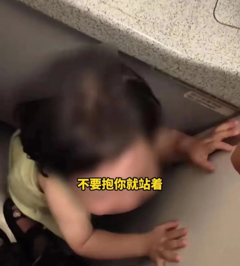 两陌生女子将1岁女童关飞机厕所教育 吉祥航空通报-第6张图片