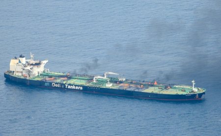 红海遭袭油轮大火持续 胡塞武装允许救援-第1张图片