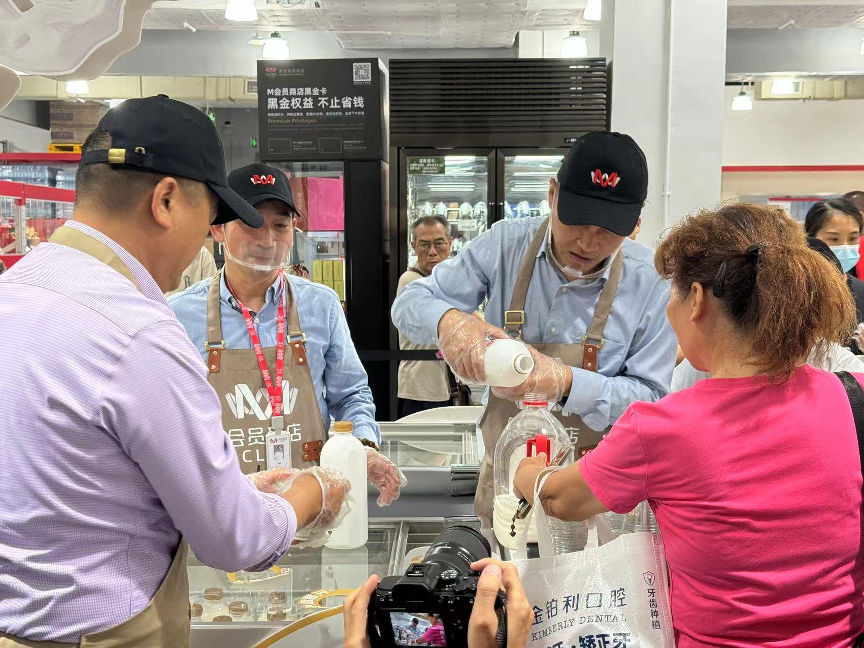 大润发也卷低价！M会员店开出浙江首店：特价金条599元/克，顾客端锅领牛奶-第2张图片