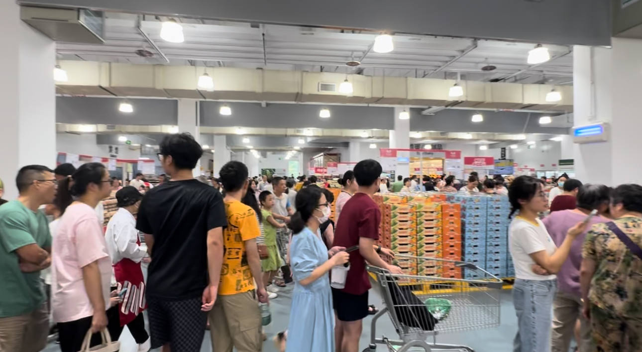大润发也卷低价！M会员店开出浙江首店：特价金条599元/克，顾客端锅领牛奶-第3张图片