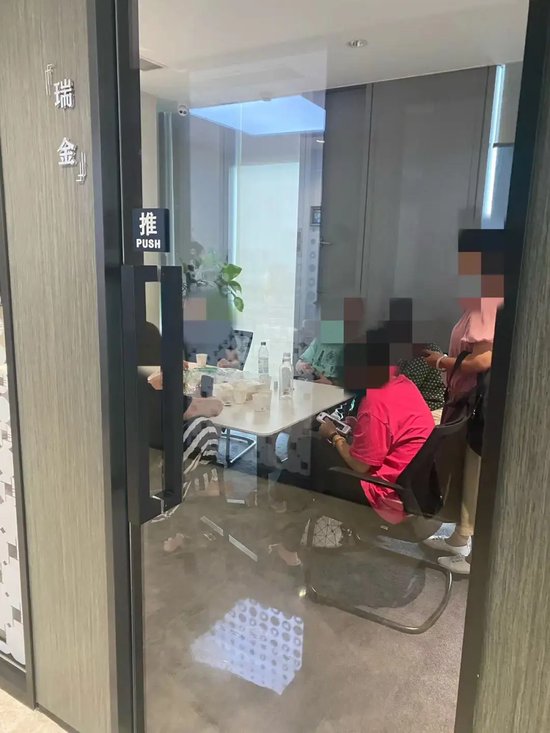 现场直击！A股公司“三跌停”背后：实控人失联！股东理财产品爆雷！投资者上门维权，警方介入！-第4张图片