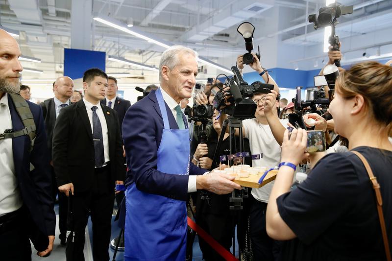挪威首相在沪变身“卖鱼郎”，把中国船和电动车带回北欧-第1张图片