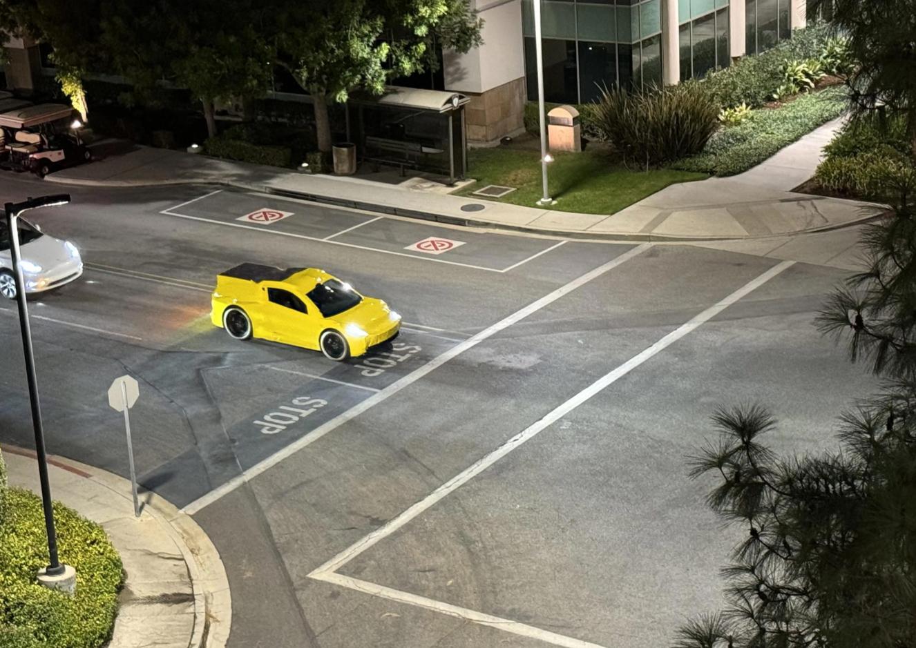 疑似“特斯拉Robotaxi谍照”浮出水面 网友们拿起放大镜寻找线索-第2张图片