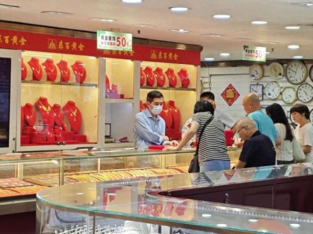 金价又创新高，有人把龙凤镯都“套现”了，有人还想等等，到底怎样变现最划算？-第1张图片