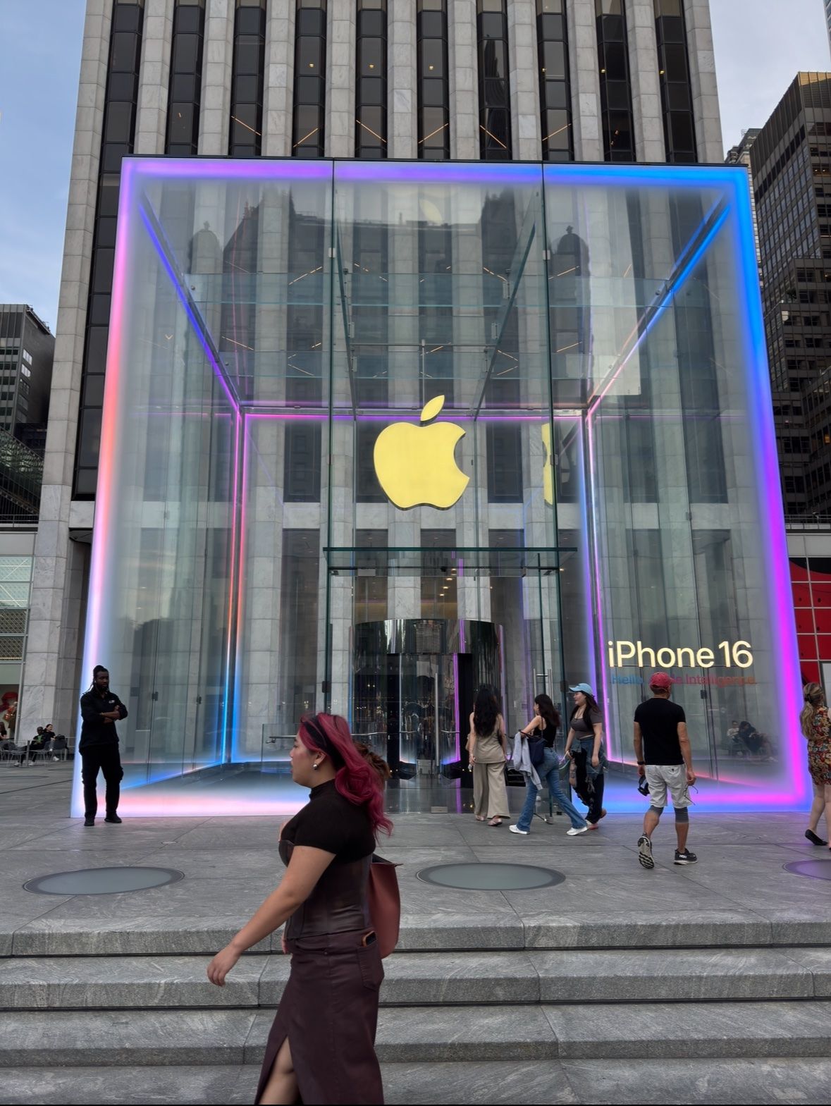 苹果 iPhone 16 / Pro 系列线下发售概览：第五大道店上演灯光秀，多地未现排队长龙-第2张图片