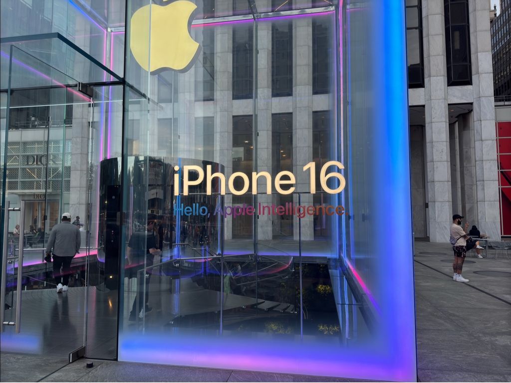 苹果 iPhone 16 / Pro 系列线下发售概览：第五大道店上演灯光秀，多地未现排队长龙-第3张图片