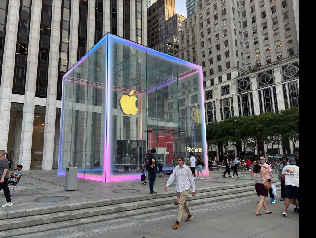 苹果 iPhone 16 / Pro 系列线下发售概览：第五大道店上演灯光秀，多地未现排队长龙-第4张图片