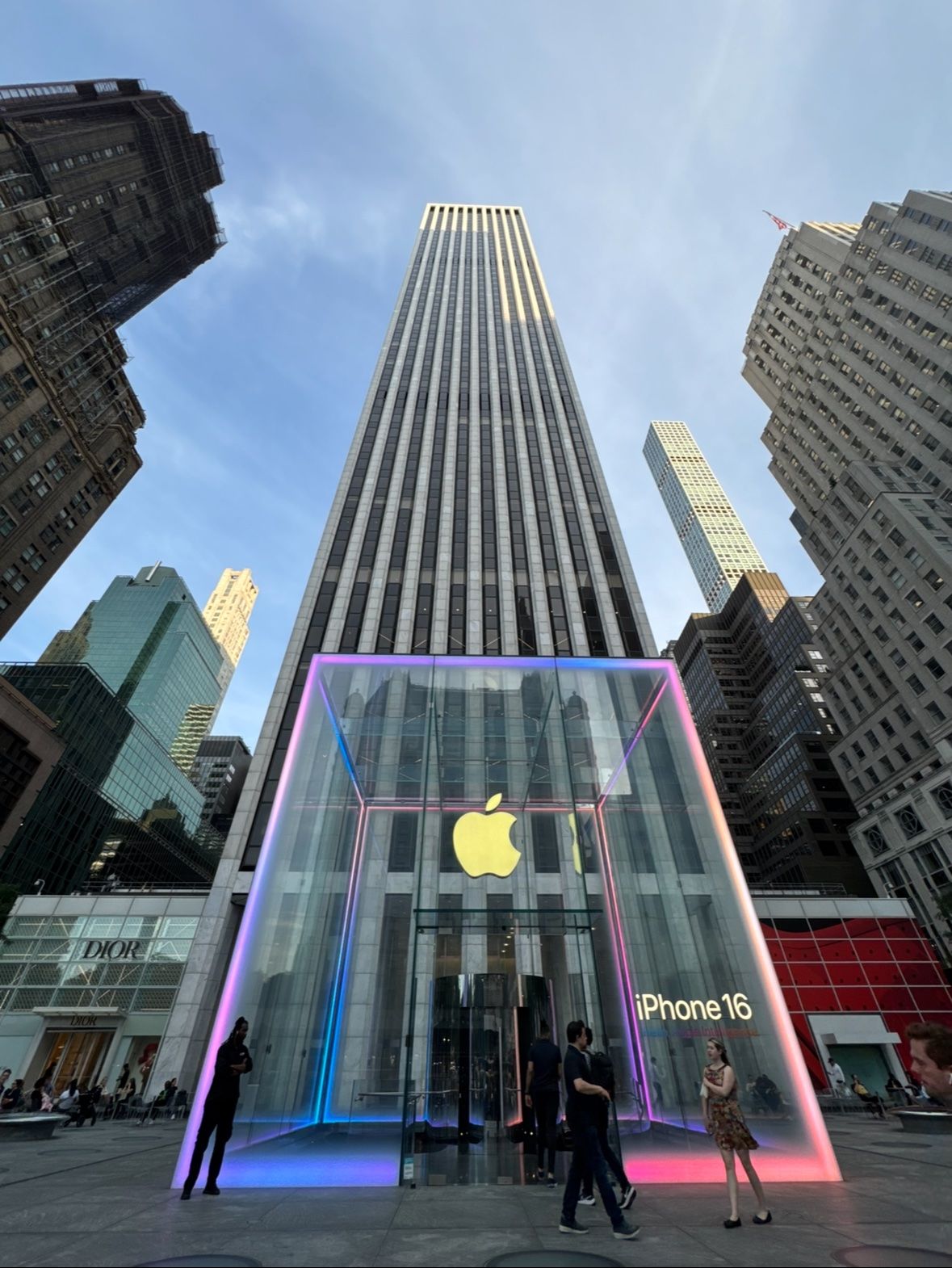 苹果 iPhone 16 / Pro 系列线下发售概览：第五大道店上演灯光秀，多地未现排队长龙-第5张图片