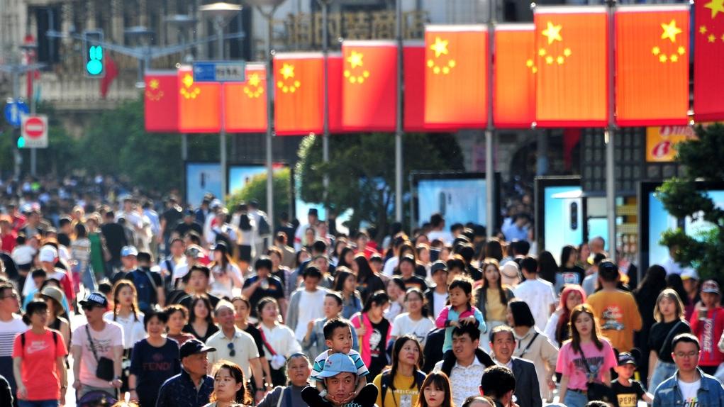 股市大涨带动假期旅游预算，网友晒贴：自费升舱机票，民宿升级成景观酒店-第1张图片