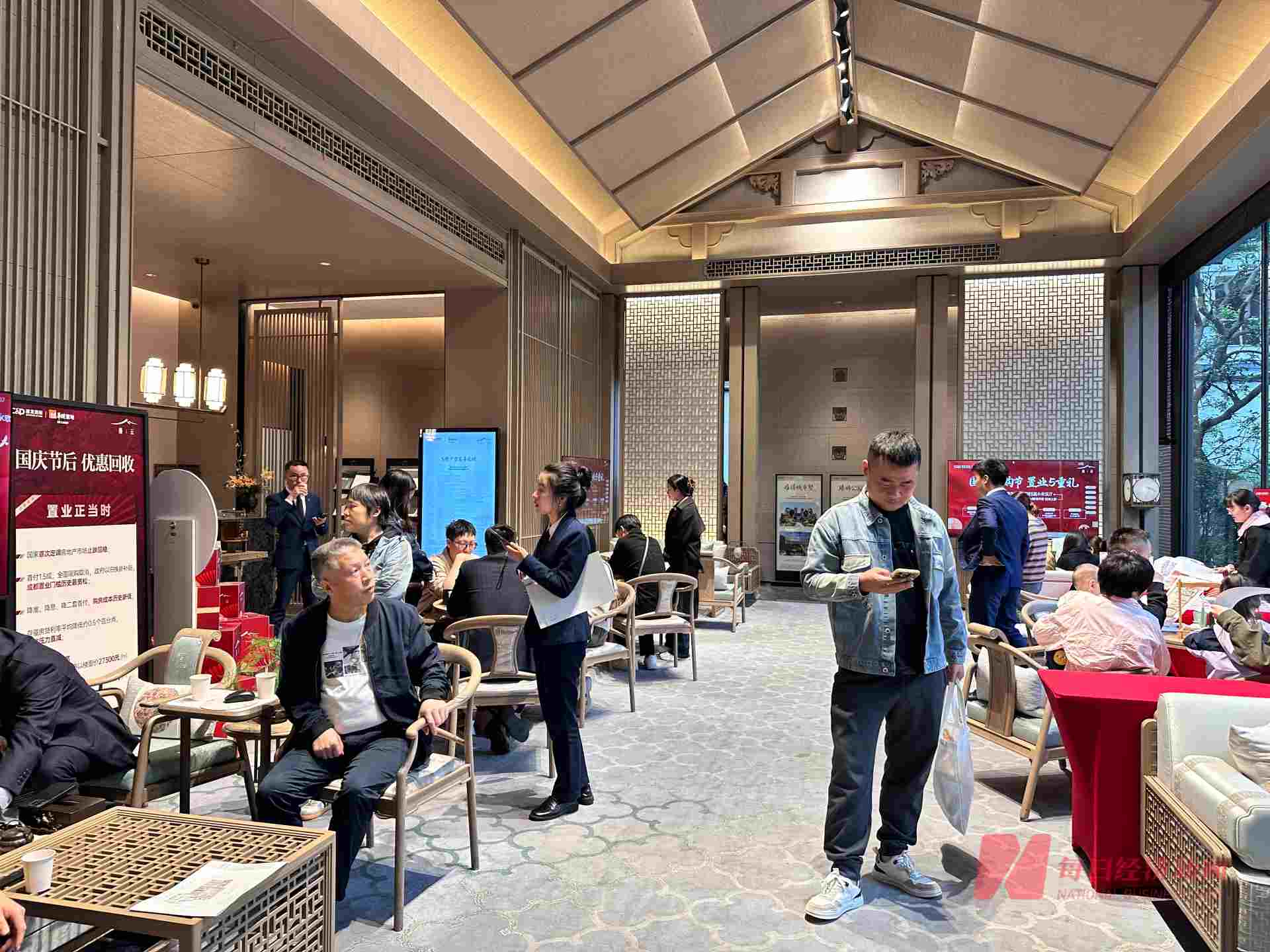 “每天都是‘抢房大战’！”国庆假期成都楼市“人从众”，多个楼盘宣布“将收回优惠”-第1张图片