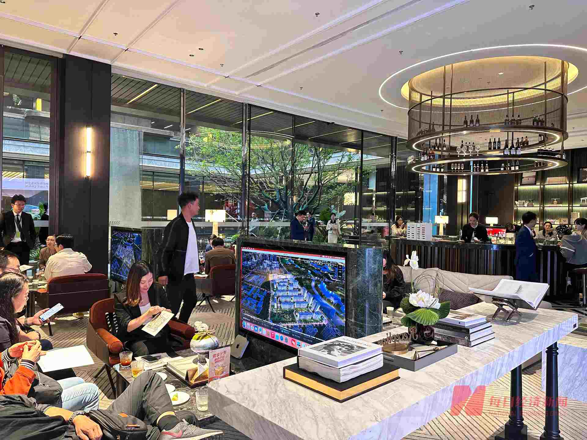 “每天都是‘抢房大战’！”国庆假期成都楼市“人从众”，多个楼盘宣布“将收回优惠”-第2张图片