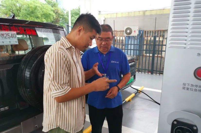北京的公交站能停车，也能充电！-第1张图片