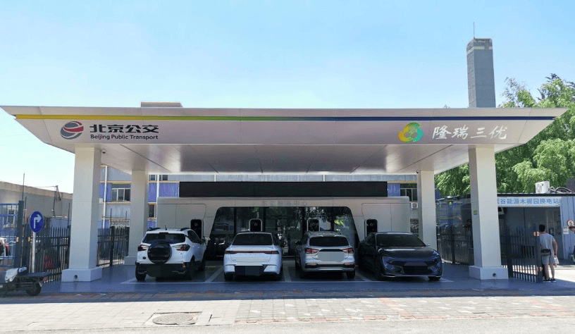 北京的公交站能停车，也能充电！-第2张图片