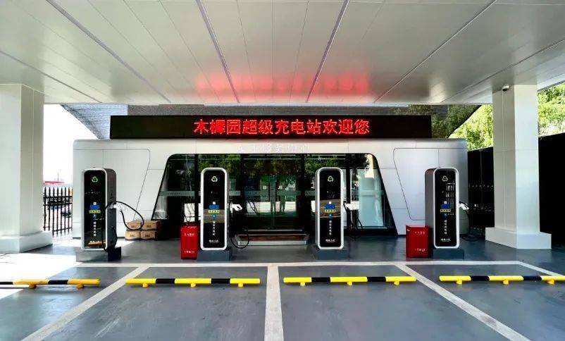 北京的公交站能停车，也能充电！-第3张图片