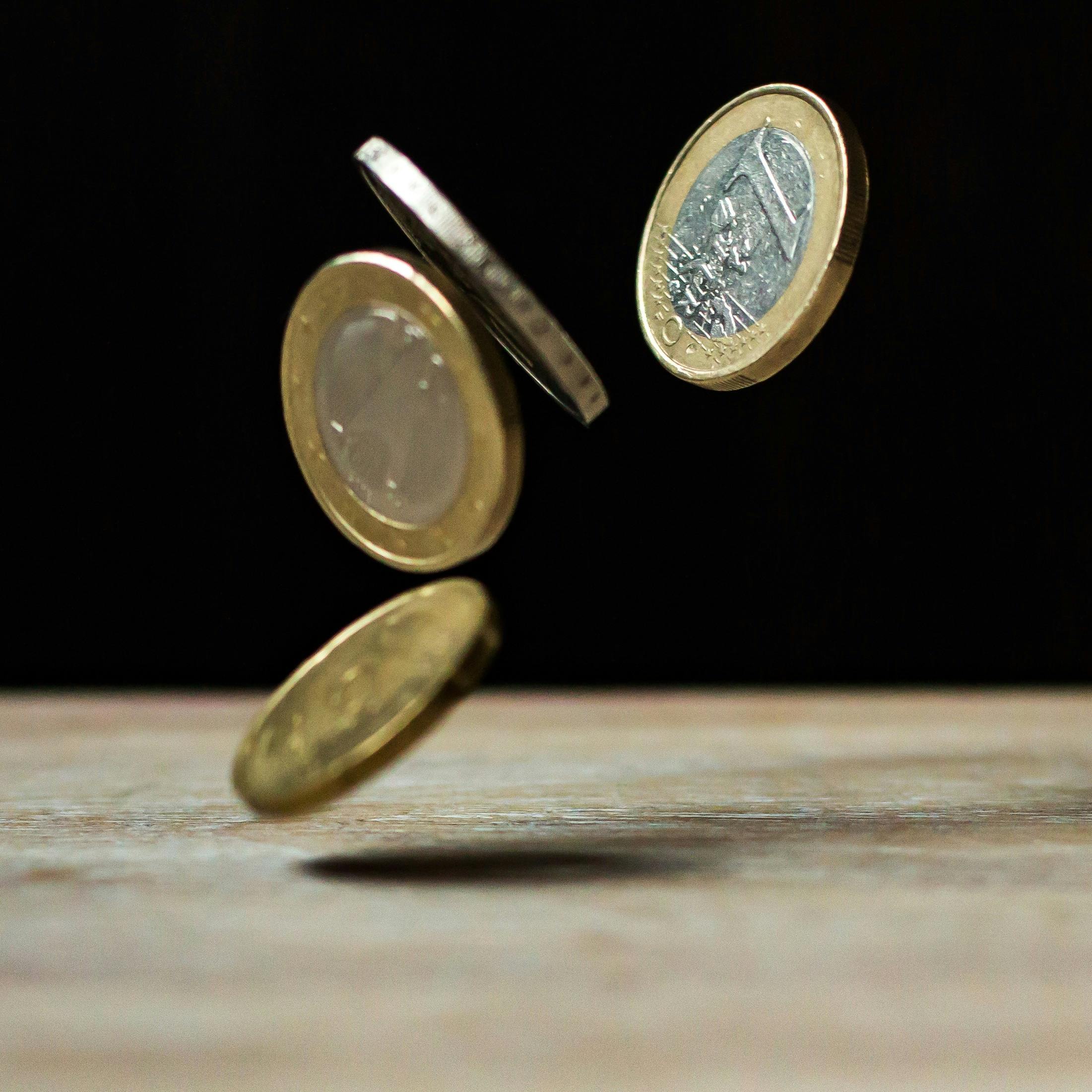 如何理解黄金市场的价值波动并应对风险？这种价值波动受到哪些因素的影响和制约？-第1张图片