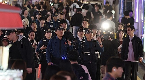 韩警方严打万圣节期间售卖及穿警服行为，梨泰院踩踏事故曾因民众装扮成警察致应对迟缓-第1张图片