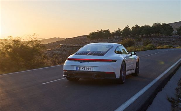 163.3万元！ 新款保时捷911 Carrera T正式开启预售-第3张图片