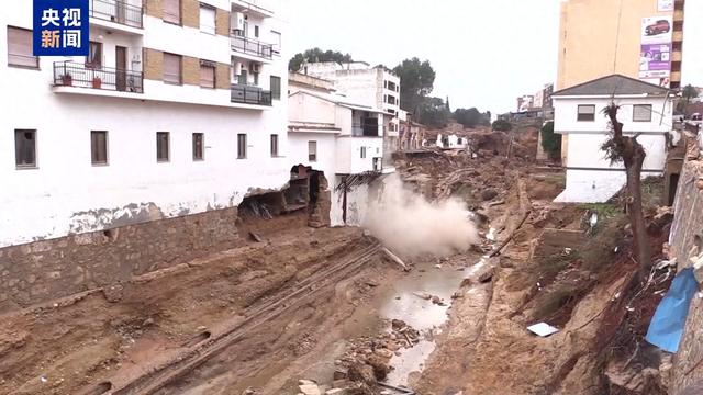 西班牙洪灾遇难人数升至214人 志愿者步行前往灾区救援-第1张图片