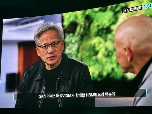 黄仁勋谈与SK海力士合作开发HBM芯片：希望以更低能耗获得更多带宽-第1张图片