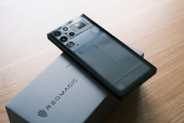 红魔10 Pro+氘锋透明暗夜版真机曝光 纯平偏执狂？-第1张图片