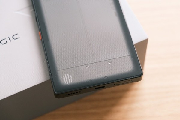 红魔10 Pro+氘锋透明暗夜版真机曝光 纯平偏执狂？-第2张图片