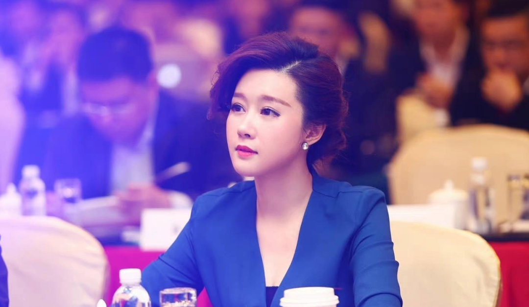 郑永刚遗孀周婷接替郑驹成为杉杉股份董事长 此前为财经女主播-第1张图片