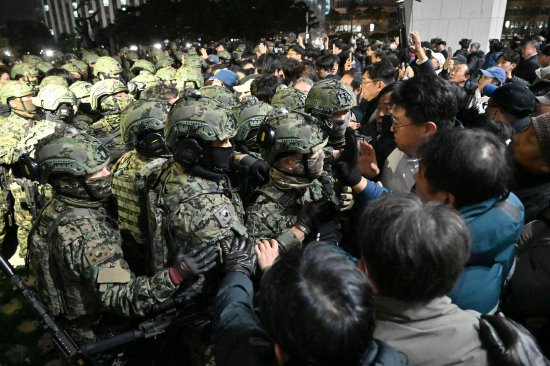 韩国戒严匆匆收场部队返回驻地 尹锡悦玩火之后命运何去何从-第1张图片