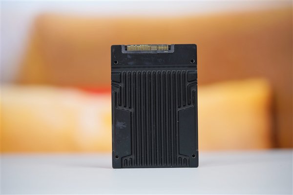 首款晶栈Xtacking 2.0技术！长江存储PE321 6.4TB SSD图赏-第3张图片