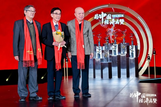 冯并与卢迈为尹志尧见证荣誉时刻，2024企业家之夜举行-第1张图片