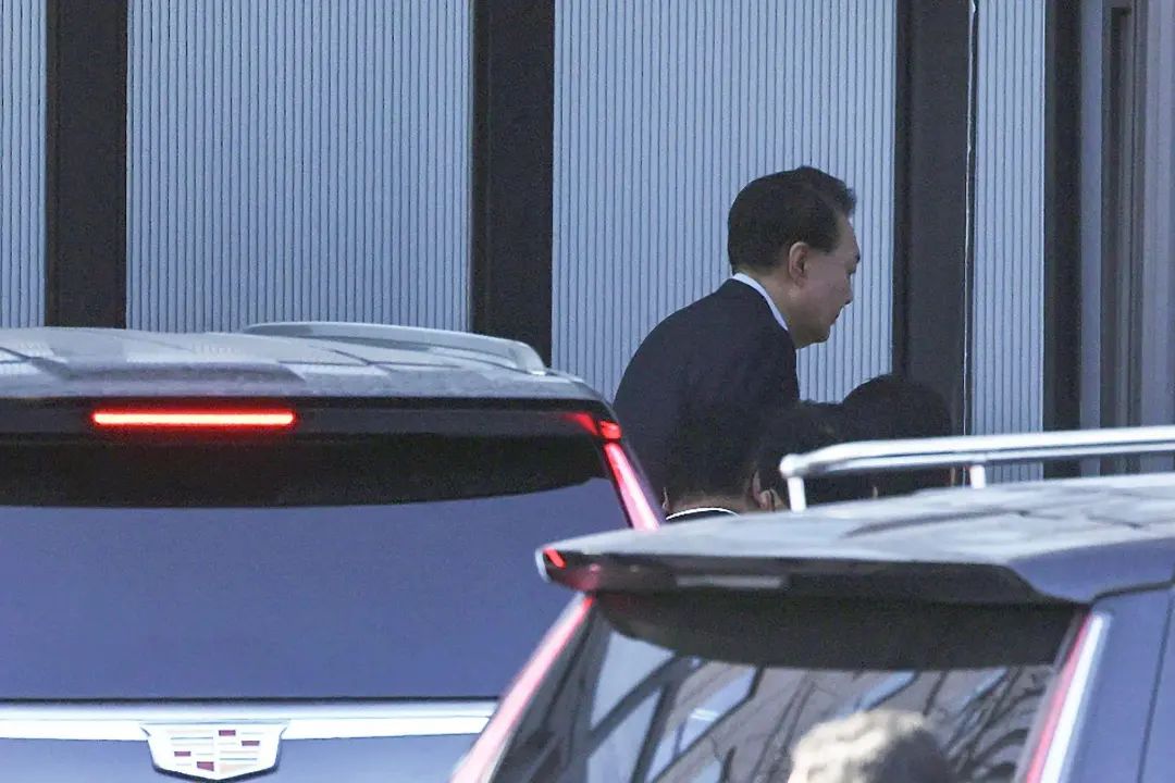 尹锡悦被拘，上百支持者攻入法院打砸破坏、与警察冲突，45人被捕，多名警察伤势严重！韩国代总统：强烈遗憾-第1张图片