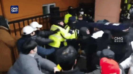 尹锡悦被拘，上百支持者攻入法院打砸破坏、与警察冲突，45人被捕，多名警察伤势严重！韩国代总统：强烈遗憾-第5张图片
