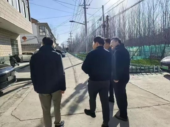 余承东回老家过年：路上测试充电桩，向乡亲演示华为三折叠-第2张图片