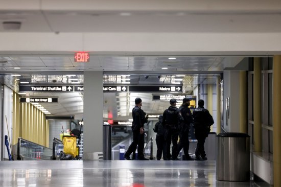 近70人无生还希望 客机与美军黑鹰直升机相撞酿美国几十年最惨烈空难-第4张图片
