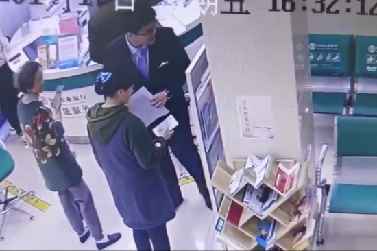 让农行员工不下班也要等的人，究竟是……-第1张图片