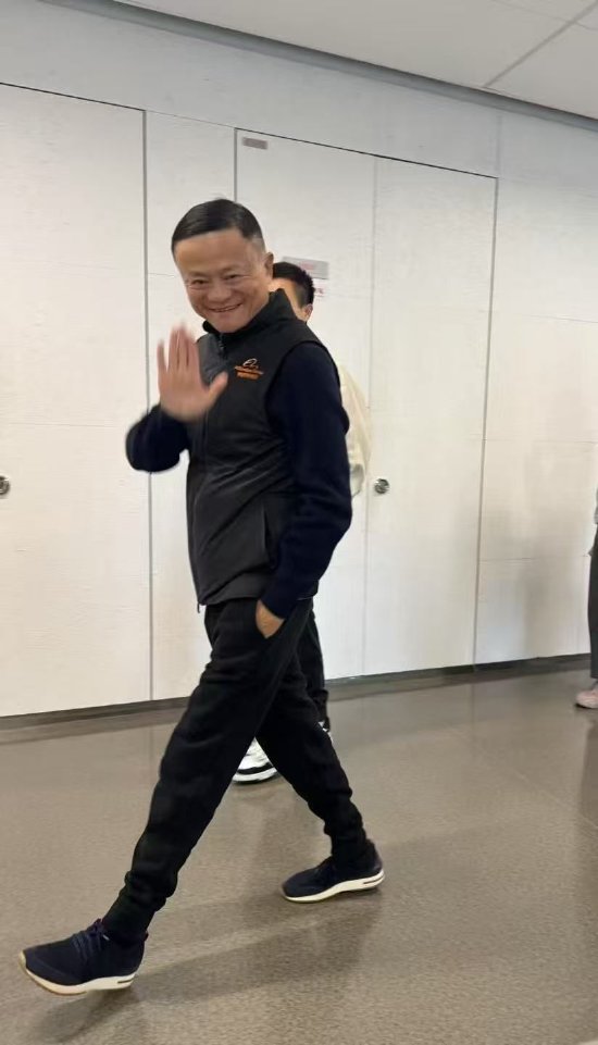 马云现身阿里巴巴杭州园区-第1张图片