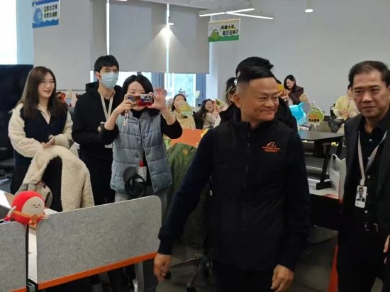 马云现身阿里巴巴杭州园区-第2张图片