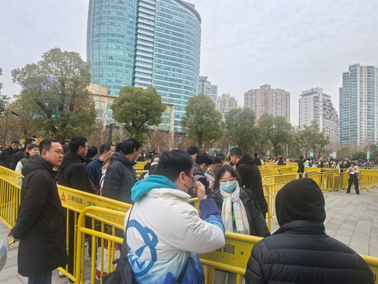 月薪最高6万元！实探上海2025年春季首场大型招聘会，还开设“生育友好”招聘区-第2张图片
