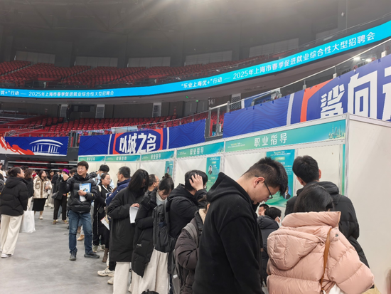 月薪最高6万元！实探上海2025年春季首场大型招聘会，还开设“生育友好”招聘区-第9张图片