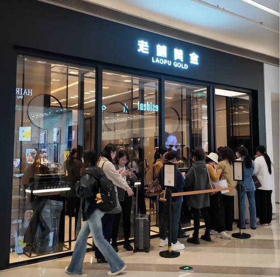 太火爆！实探老铺黄金涨价前夕：门店前排起长队！港股股价已暴涨近13倍-第1张图片