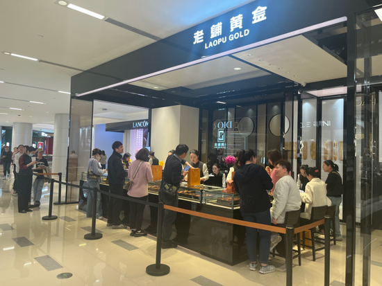 太火爆！实探老铺黄金涨价前夕：门店前排起长队！港股股价已暴涨近13倍-第3张图片