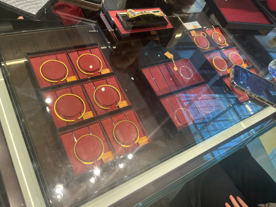 太火爆！实探老铺黄金涨价前夕：门店前排起长队！港股股价已暴涨近13倍-第4张图片