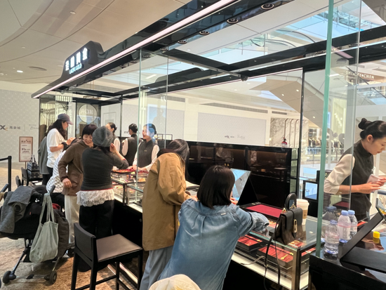 太火爆！实探老铺黄金涨价前夕：门店前排起长队！港股股价已暴涨近13倍-第5张图片