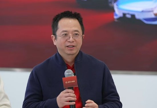 周鸿祎：DeepSeek改变了全球对中国AI的认知，不会用AI会被时代淘汰-第1张图片