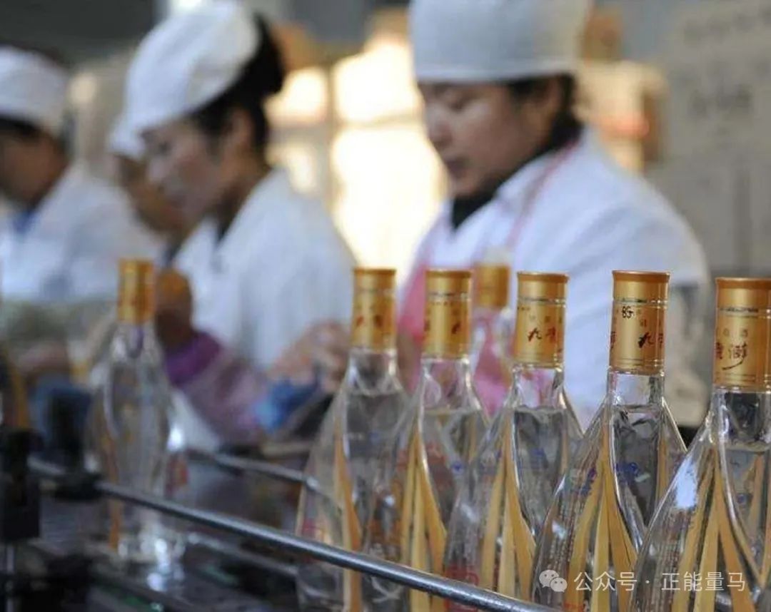 茅台价格狂跌千元，高端白酒收割不动了？酒企正用休克疗法自救-第3张图片