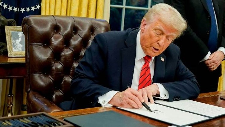 美媒：特朗普计划签署行政命令，将首次确定英语为美国官方语言-第1张图片